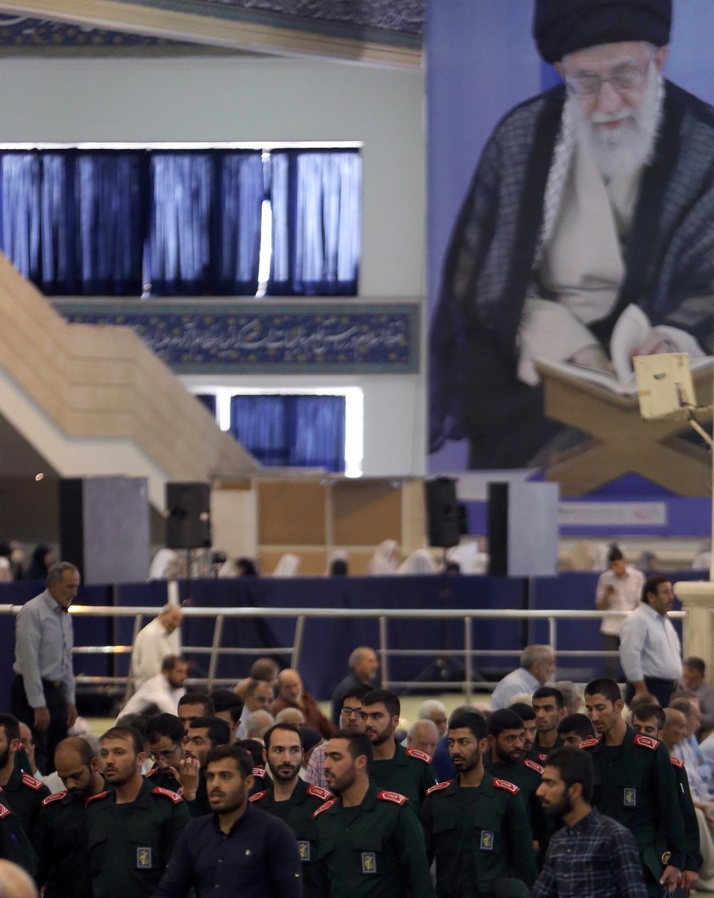 Membros da Guarda RevolucionÃ¡ria do IrÃ£ participam de cerimÃ´nia religiosa em TeerÃ£, em julho de 2019. A imagem no fundo Ã© do aiatolÃ¡ Ali Khamenei â€” Foto: Stringer/Reuters