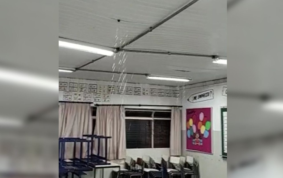 Chuva e o vento forte destelharam parte da escola Antônio Gomes, local de votação em Marília — Foto: Justiça Eleitoral /Divulgação