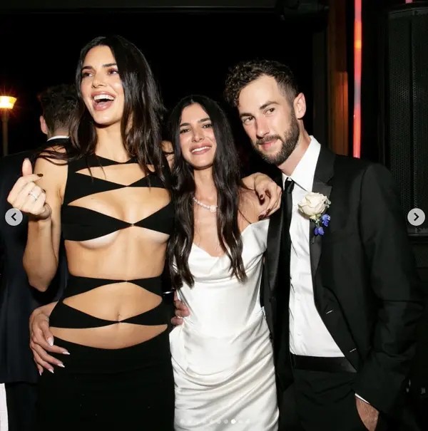 Vestido de Kendall Jenner (à esquerda) no casamento de Lauren Perez (centro) causou polêmica (Foto: Reprodução / Instagram)