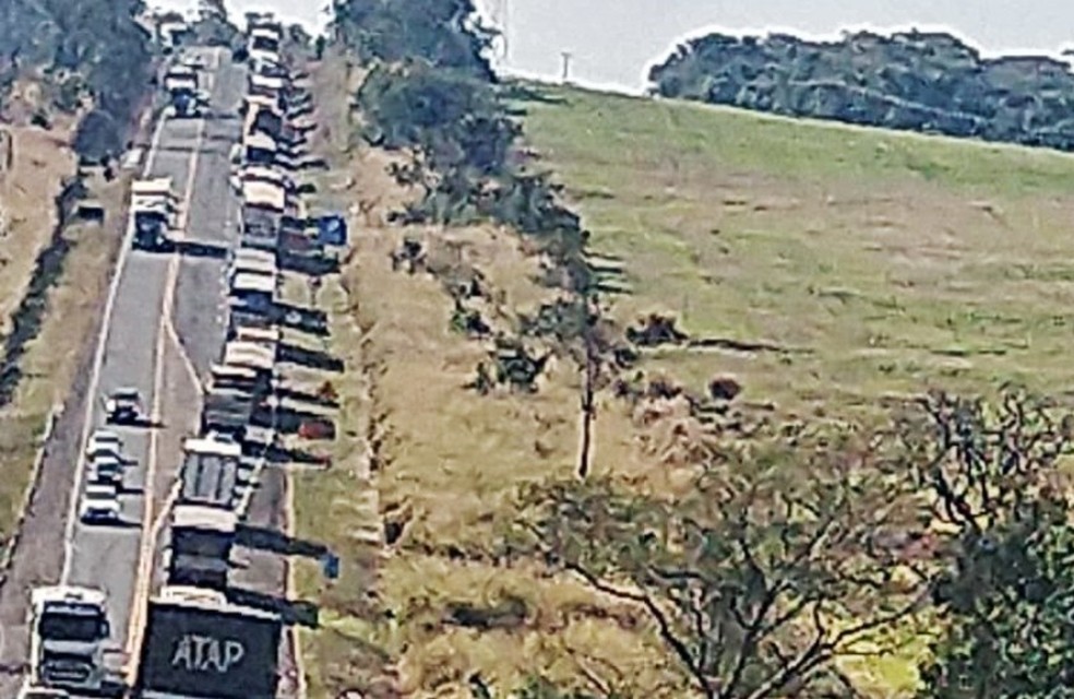 Congestionamento se formou após engavetamento entre 2 automóveis, 1 carreta e 2 caminhões — Foto: Lucyanne Scariot/Foto