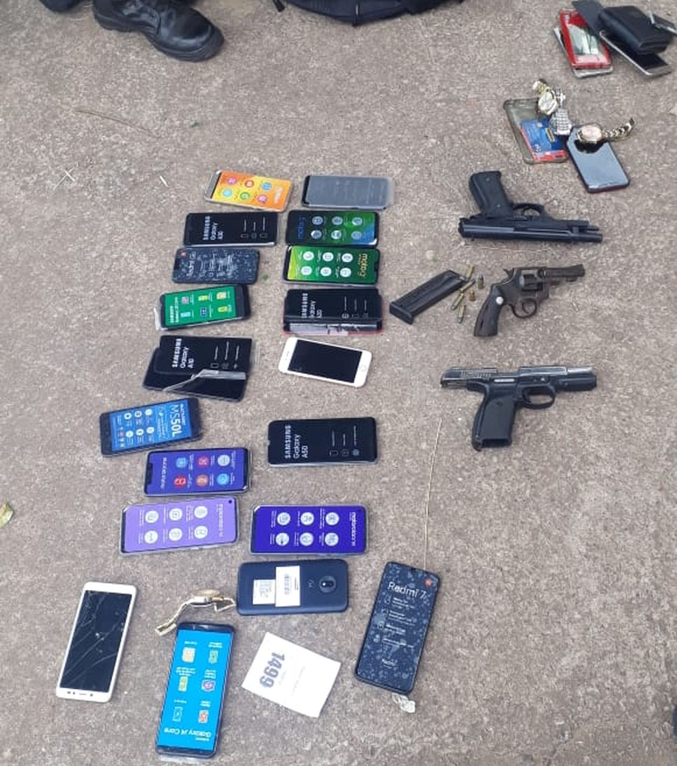 Objetos e armas estavam em posse dos suspeitos — Foto: Polícia Militar - MT