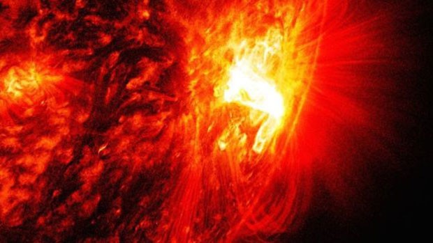 A liberação de energia está associada às manchas solares, onde ocorrem eventos de grande intensidade (Foto: BBC/Nasa)