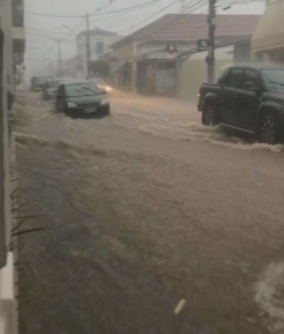 Chuva forte deixou ruas alagadas em Laranjal Paulista (SP() — Foto: Arquivo Pessoal
