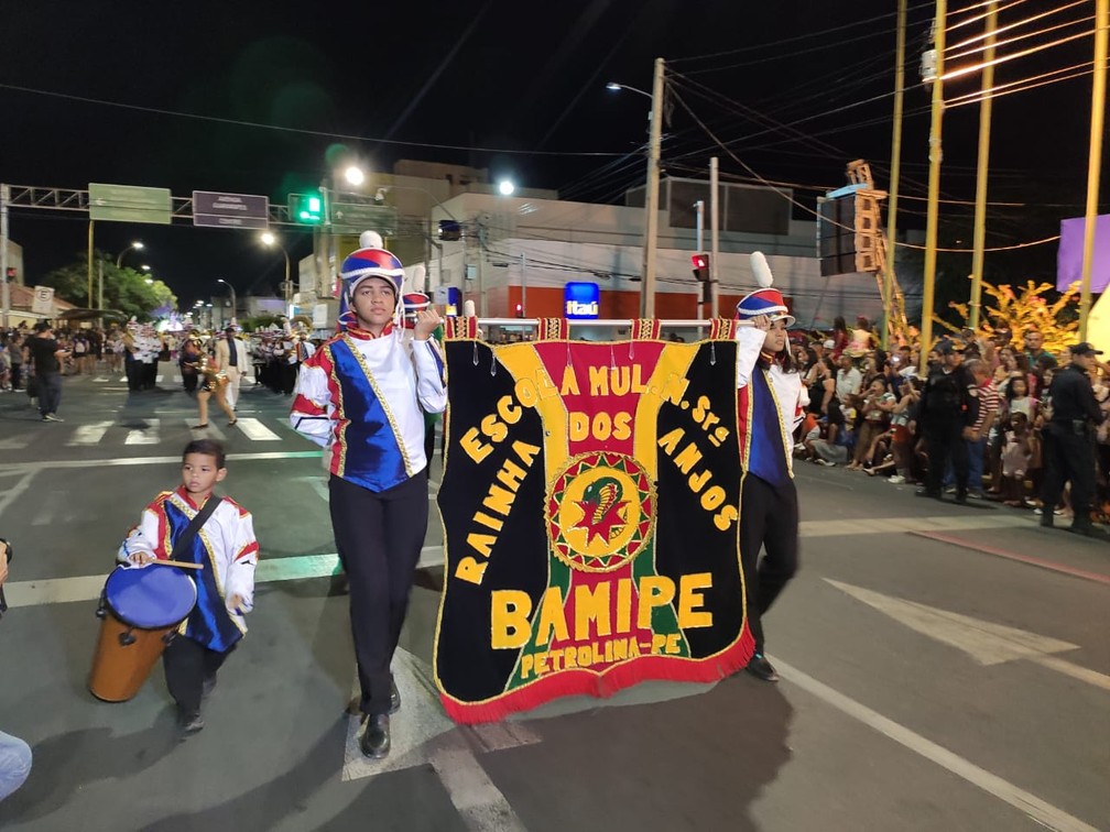 Desfile em homenagem aos 124 anos de Petrolina — Foto: Amanda Franco /TV Grande Rio