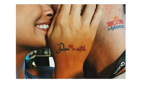 Talita Younan mostra adesivos para o namorado, João Reprodução/Instagram