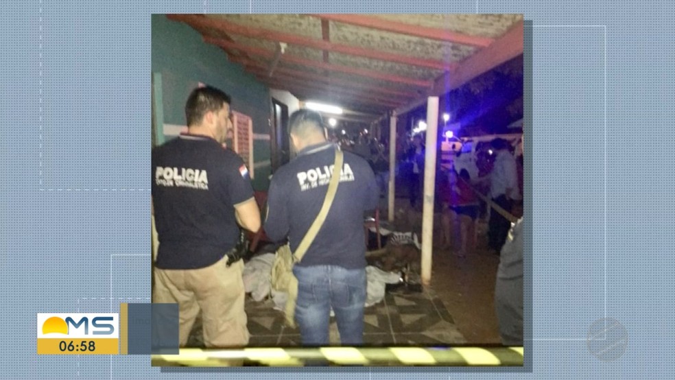 Polícia no local da chacina — Foto: Reprodução/TV Morena