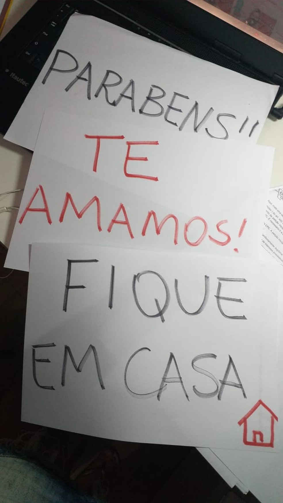 Família faz cartazes desejando os parabéns para idoso em isolamento — Foto: Bruna Aguiar/Arquivo pessoal