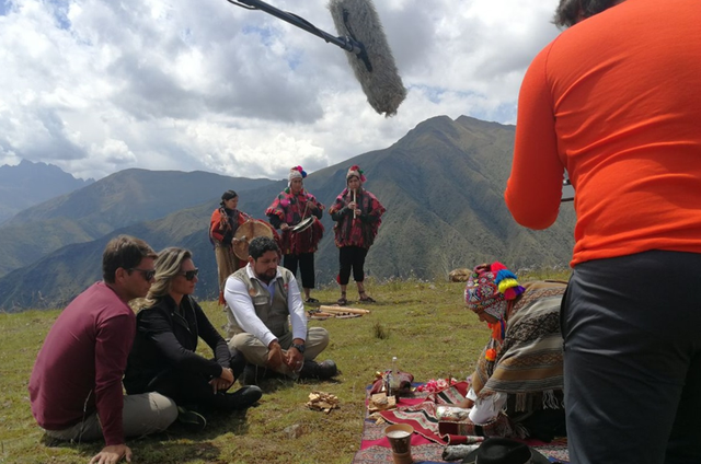 Mario e Juliana Frias gravam o 'Tô de férias' no Peru (Foto: Divulgação)