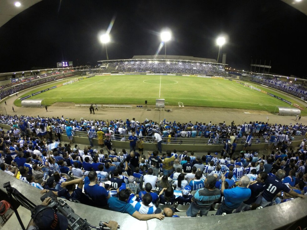 Torcida do CSA lota Trapichão e bate recorde de público de ...