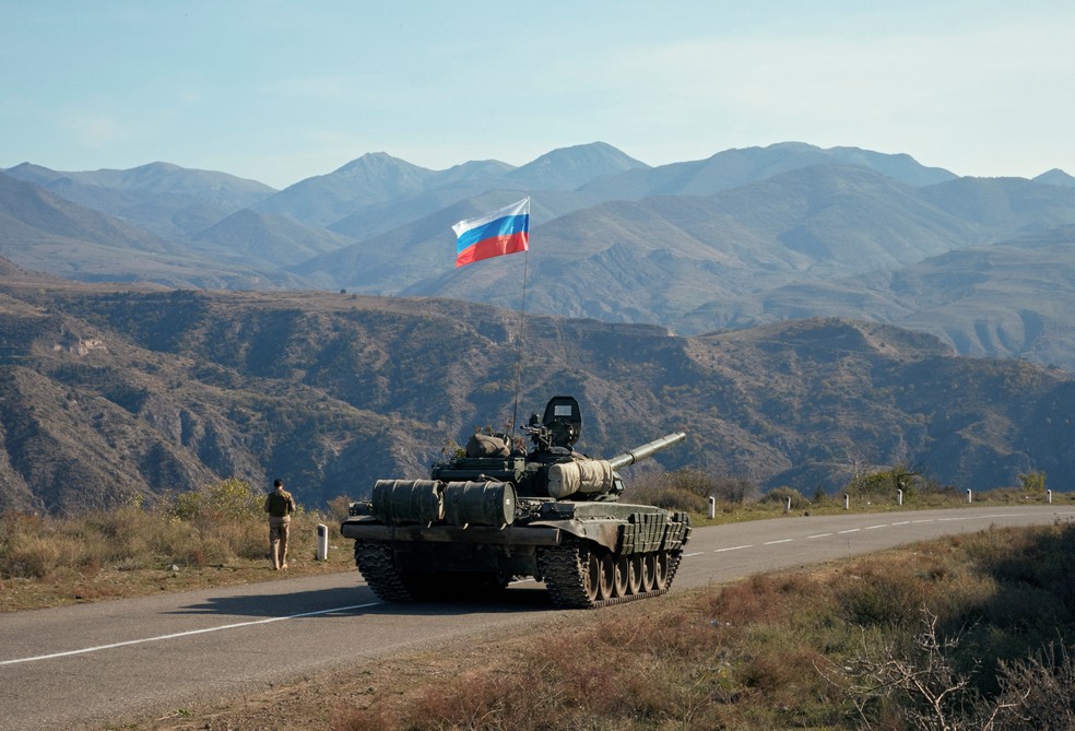 Força de paz da Rússia perto da fronteira com a Armênia após acordo para acabar com o conflito militar entre o Azerbaijão e forças armênias na região de Nagorno Karabakh — Foto: Francesco Brembati/Reuters