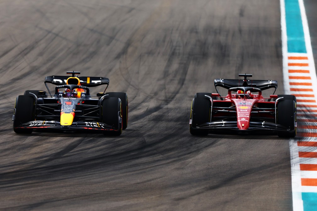 Max Verstappen ultrapassa Charles Leclerc na nona volta do GP de Miami de Fórmula 1 — Foto: Mark Thompson/Getty Images