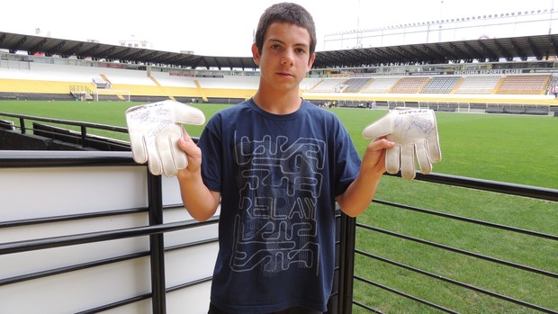 Menino de 13 anos ganha autógrafos de goleiros do Criciúma nas luvas