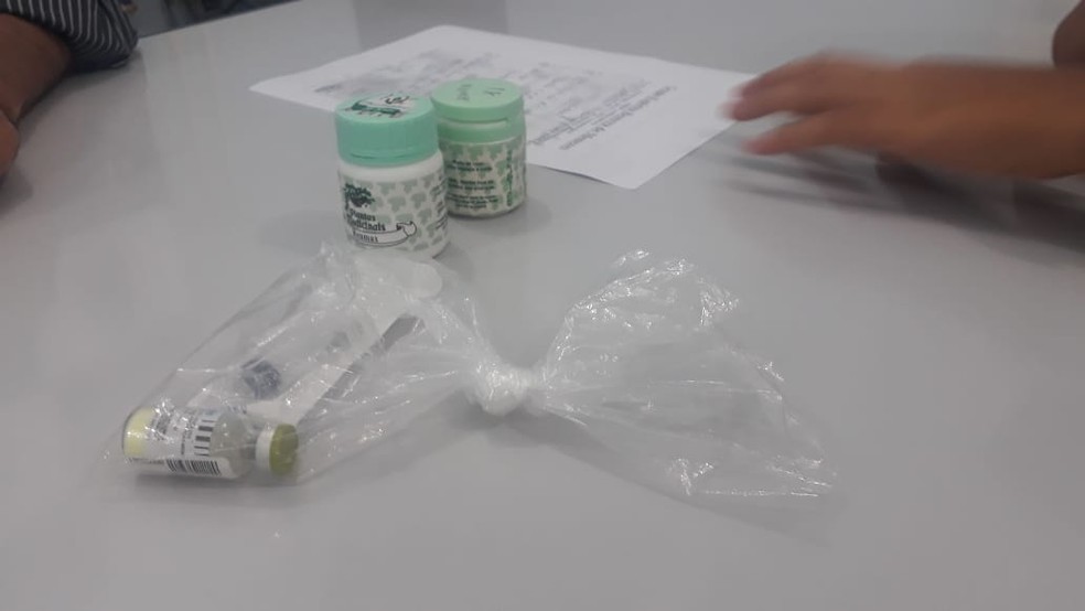 Remédios, seringas e receita foram apresentados — Foto: Andréa Silva/TV Bahia