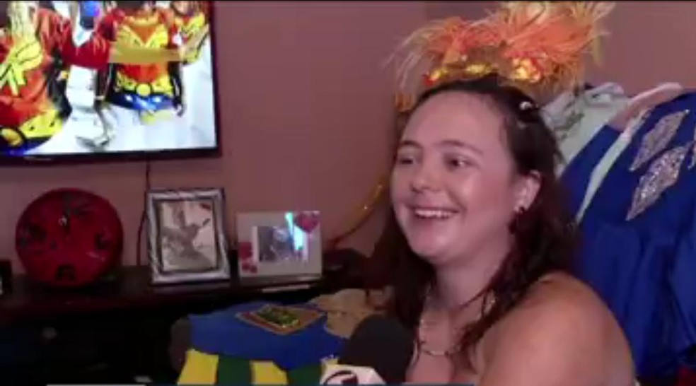 Apaixonada por Carnaval, moradora de Angra dos Reis desfila hÃ¡ oito anos no Rio como porta-bandeira â Foto: ReproduÃ§Ã£o/TV Rio Sul