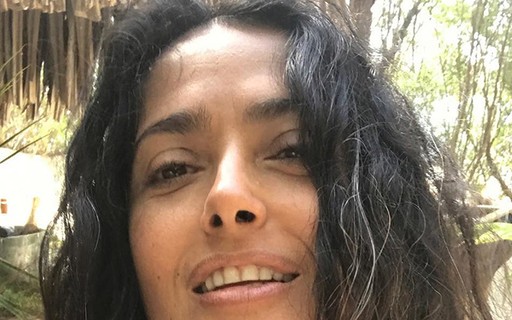 Salma Hayek posta selfie sem maquiagem e diz se orgulhar dos cabelos