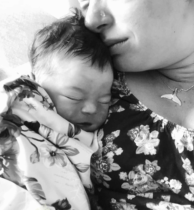 Ashley com a primogênita logo após o nascimento (Foto: Reprodução/cafemom)