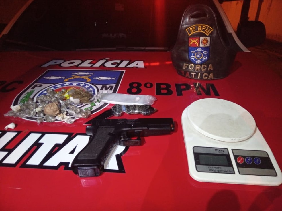 Durante operação em Rio Largo, foi apreendida uma arma de brinquedo e drogas — Foto: 8º BPM