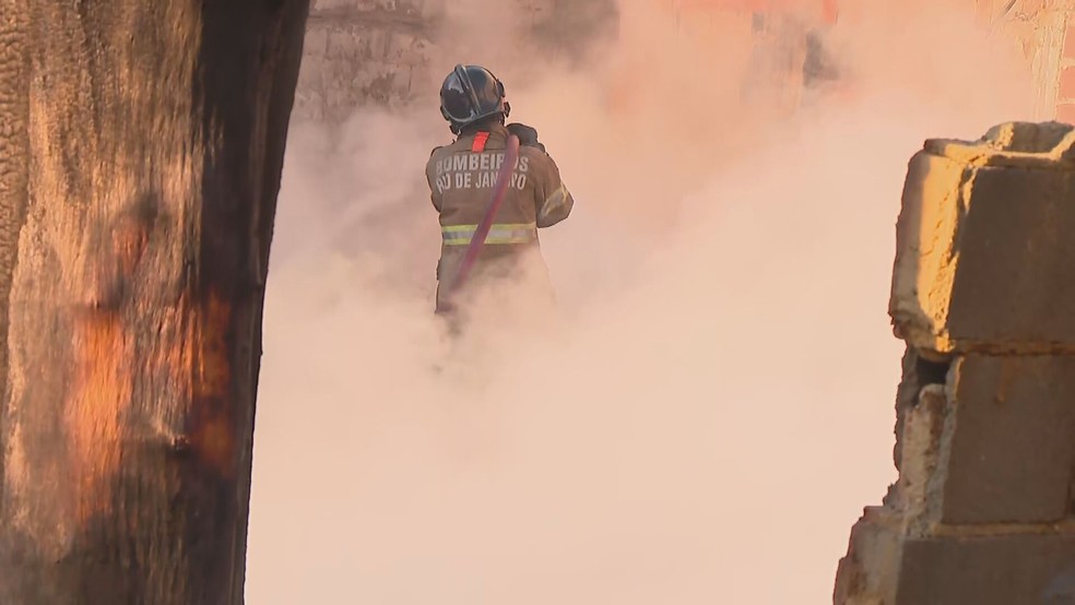 Bombeiro combate incêndio em fábrica na Avenida Brasil, altura da Vila Kennedy — Foto: Reprodução