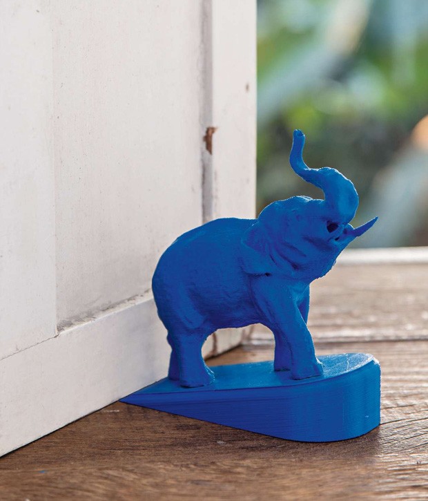 Colados numa cunha, os bichos também substituem pesos de porta. Este elefante foi feito em uma impressora 3D pelos designers João Pedro Ramos Raphael e Francisco Carabetta  (Foto: Cacá Bratke/Editora Globo)