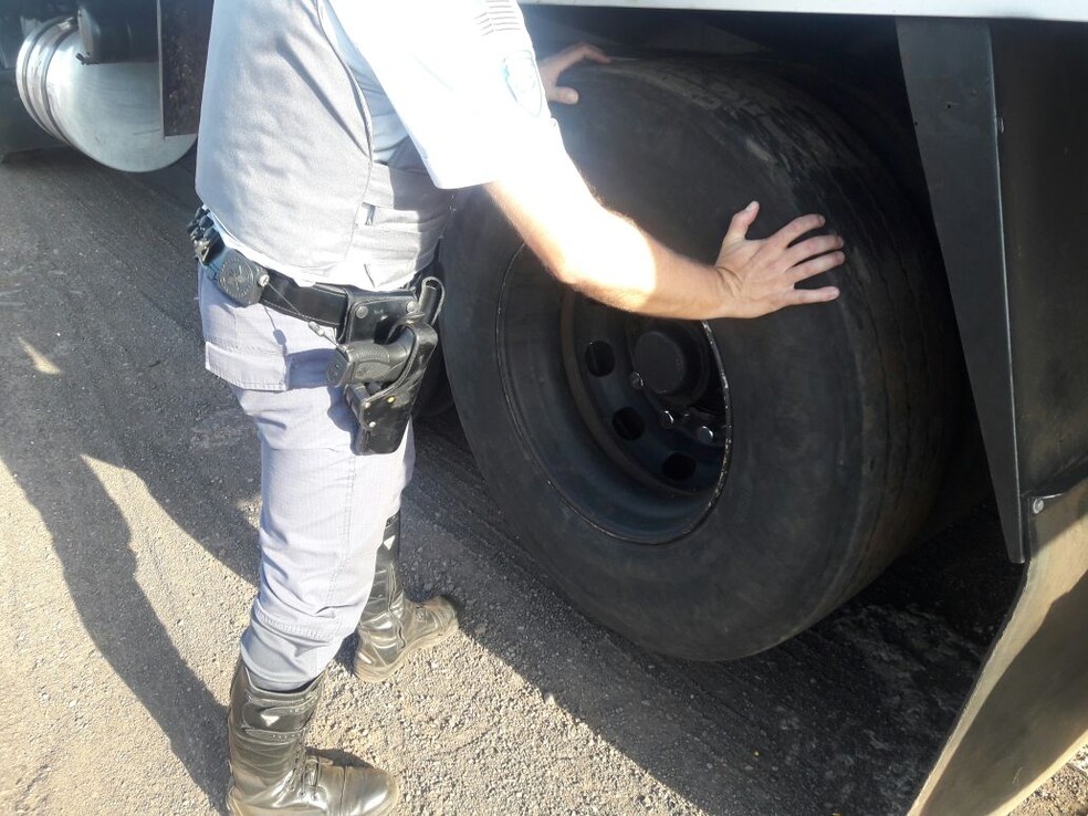 Maconha era transportada dentro de pneus do caminhão (Foto: Cedida/Polícia Militar Rodoviária)