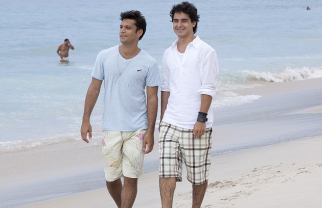 Thales (Armando Babaioff) e  Julinho (André Arteche) viveram uma paixão em 'Ti-ti-ti' (2010). Eles viajaram para Saquarema, onde passaram a primeira noite juntos  (Foto: Divulgação)