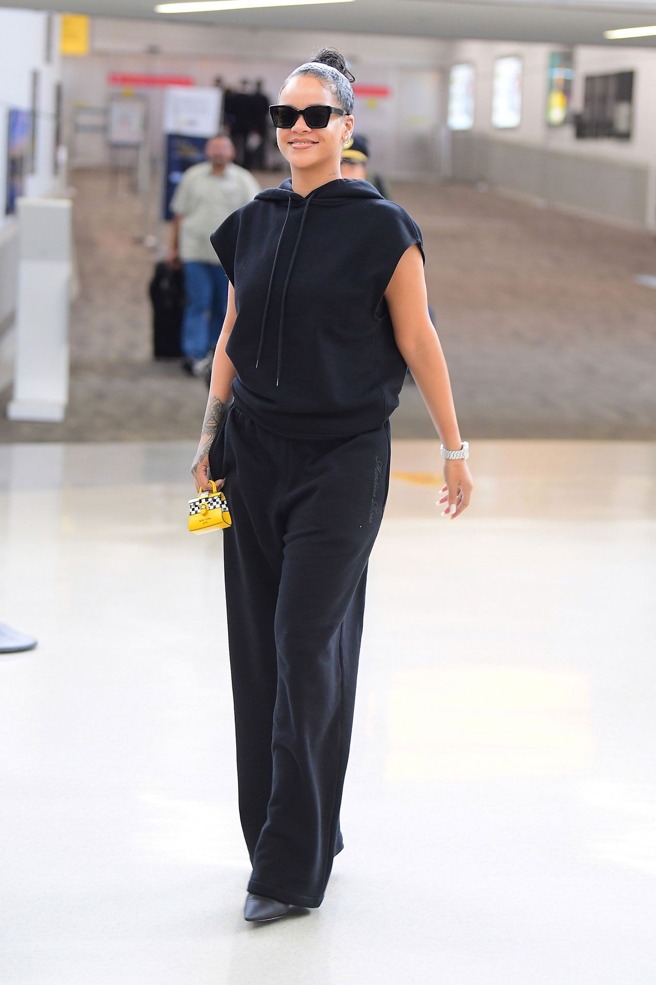 Rihanna chega à Nova York para a NYFW (Foto: Splash News)