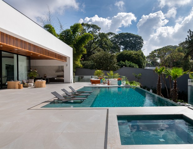 Casa de 1400 m² com jardim, piscina e área social integrada (Foto: Fávaro Jr. )