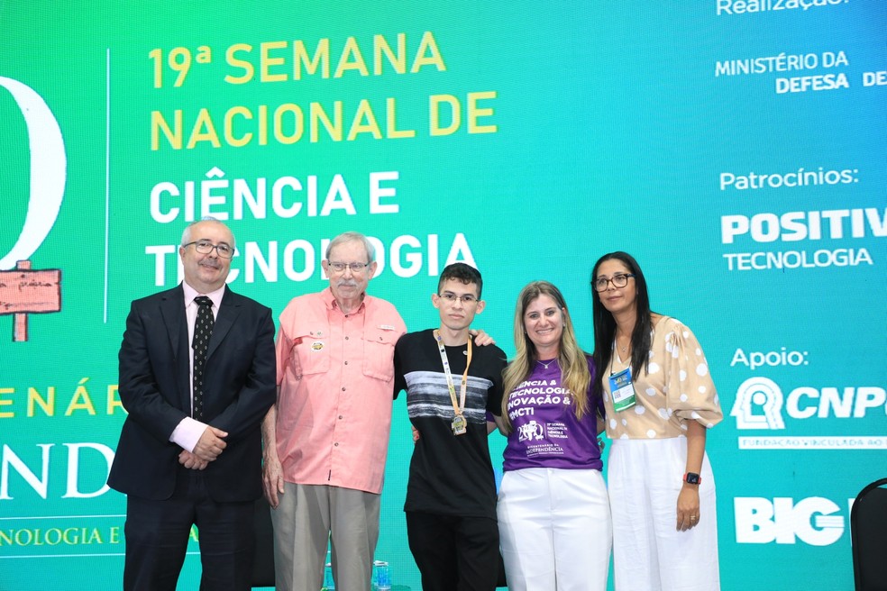 Paulo Castro Filho, de 17 anos, recebendo a medalha  — Foto: Ministério da Ciência e Tecnologia e Inovações 