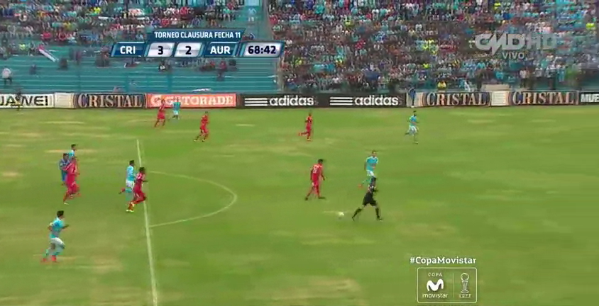 Árbitro dá assistência involuntária para gol no Peru (Foto: reprodução)