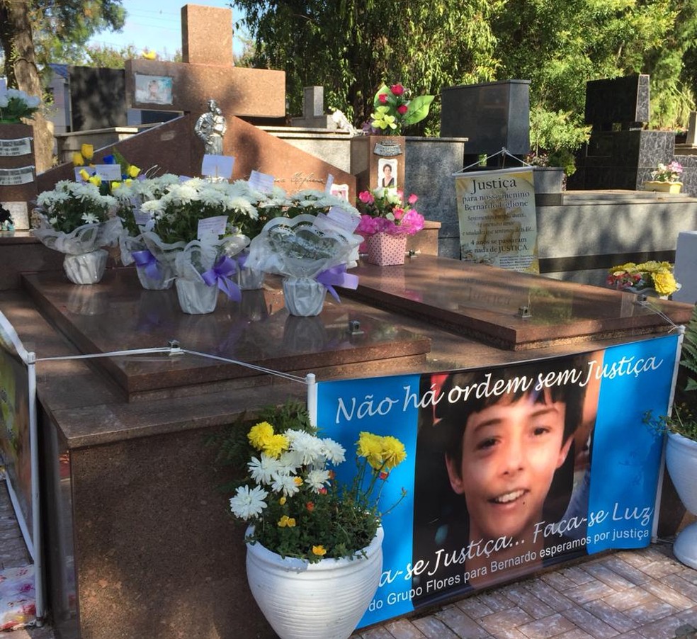 Após condenação de réus por assassinato, túmulo de Bernardo tem homenagens em Santa Maria | Rio Grande do Sul | G1