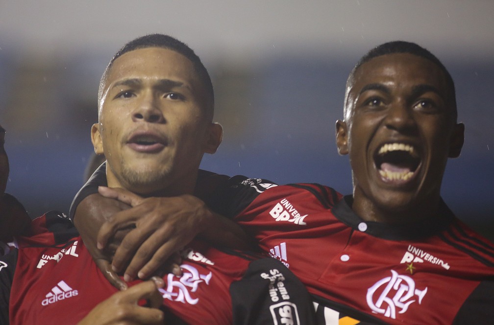 Vitor Gabriel comemora gol ao lado de companheiro do Flamengo. Parecido com o peruano Guerrero?  (Foto: Staff Images / Flamengo)