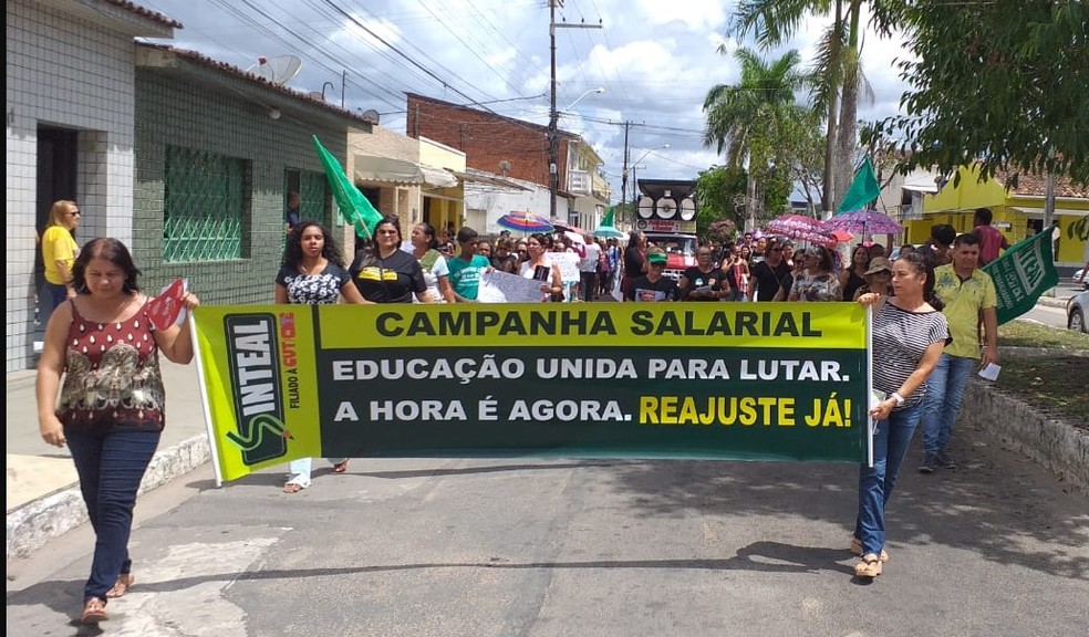 Servidores da educação de Murici, AL, cobram reajuste salarial — Foto: Ascom/Sinteal