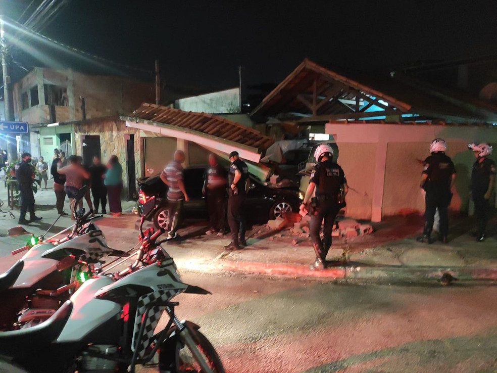 O motorista passou pelo teste do bafômetro, que confirmou a presença de álcool no sangue — Foto: Divulgação/GCM