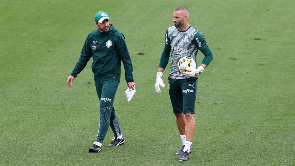 Abel Fereira e Weverton conversam durante treino do Palmeiras na Academia de Futebol — Foto: Cesar Greco/Palmeiras