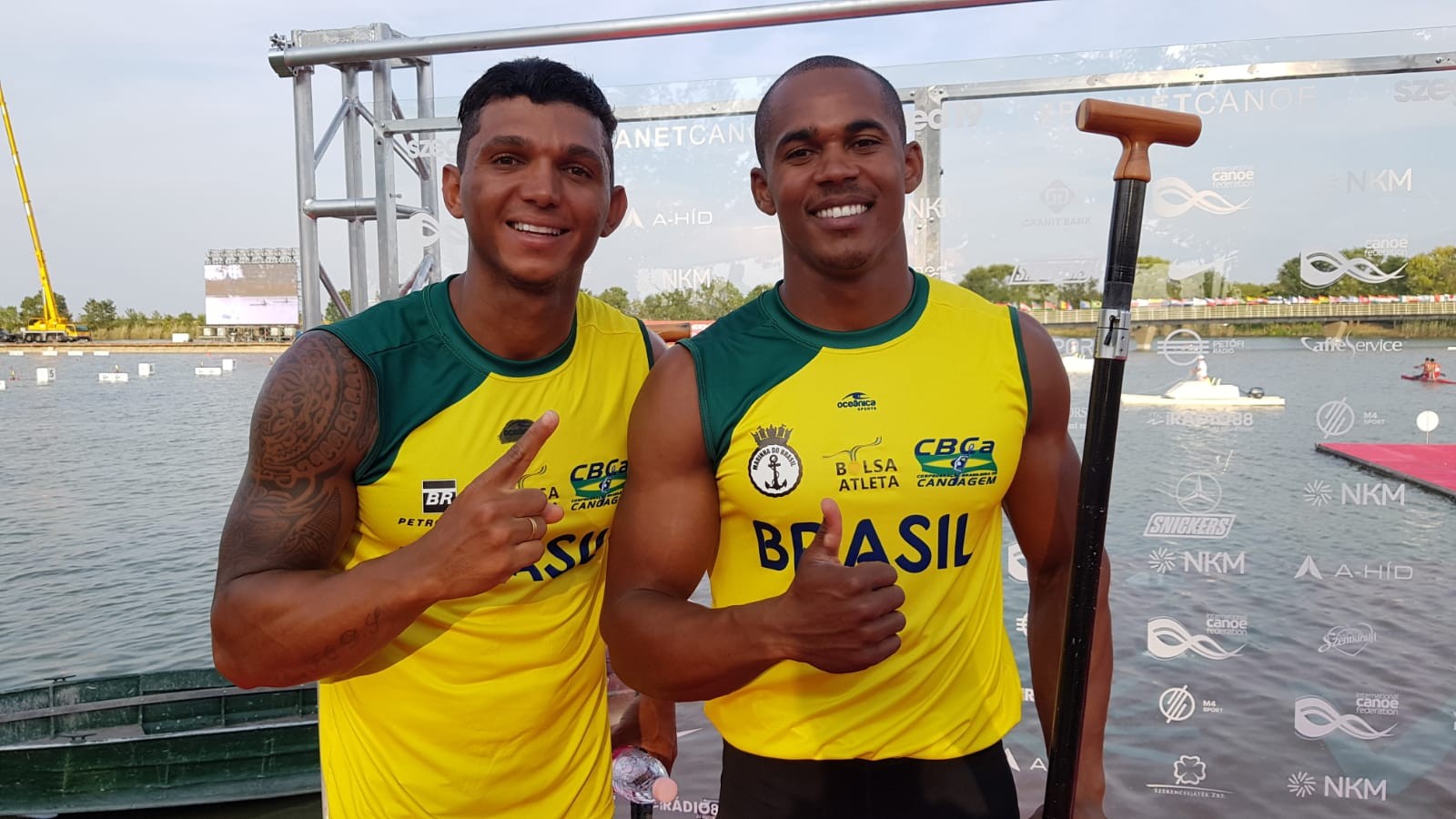 Isaquias Queiroz e Erlon de Souza após a semi do C2 1000m em Szeged