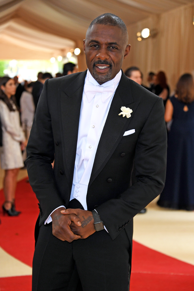 Idris Elba com boutonnière na lapela (Foto: Getty Images)