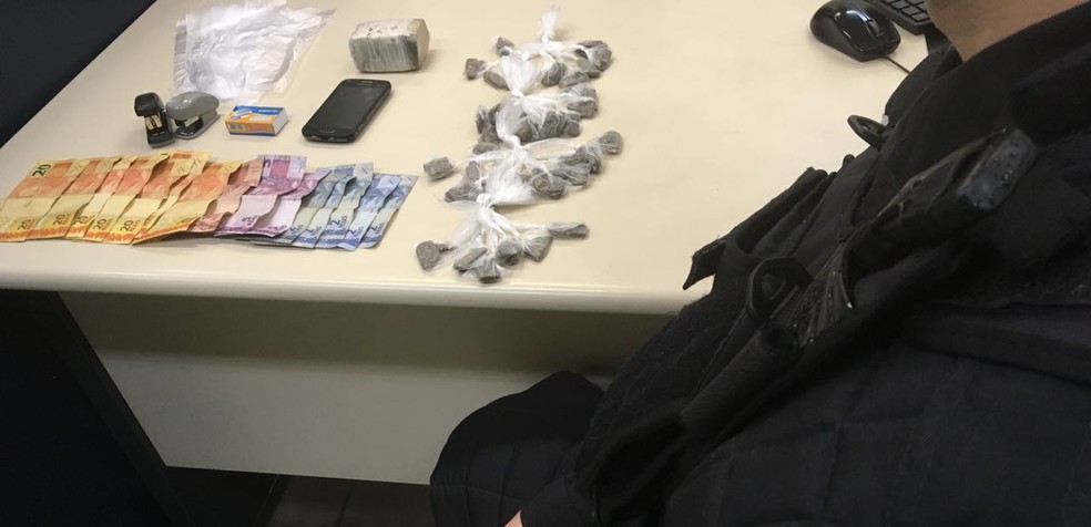 Segundo a PM, drogas estavam embaixo da cama da suspeita (Foto: Polícia Militar | Divulgação)