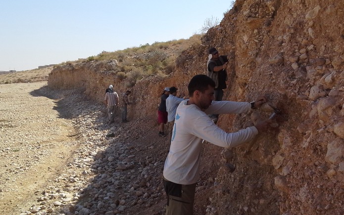 Trabalho feito no Vale do Zarqa, na Jordânia, com a prospecção vertical em afloramento, em busca de fosseis e artefatos líticos — Foto: Fabio Parenti/Divulgação