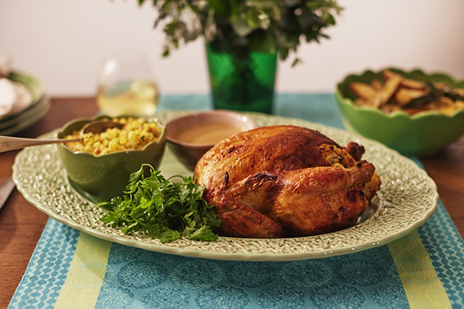 Frango assado com recheio de farofa de abacaxi 