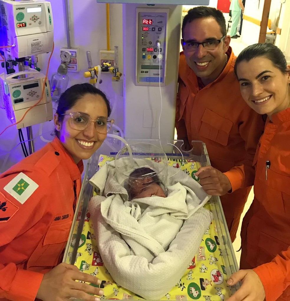 Bombeiros acompanham bebê recém-nascido em incubadora do Hospital Materno Infantil (Hmib), em Brasília — Foto: Corpo de Bombeiros/Divulgação