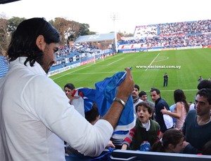 Loco abreu estádio nacional-UR (Foto: Divulgação / Site oficial do Nacional-URU)