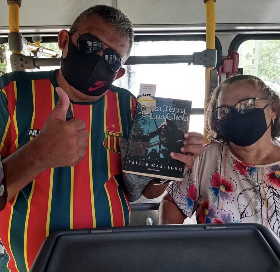 Projeto criado por professora aposentada doa livros em ônibus coletivos de São Luís — Foto: Divulgação/ Redes sociais