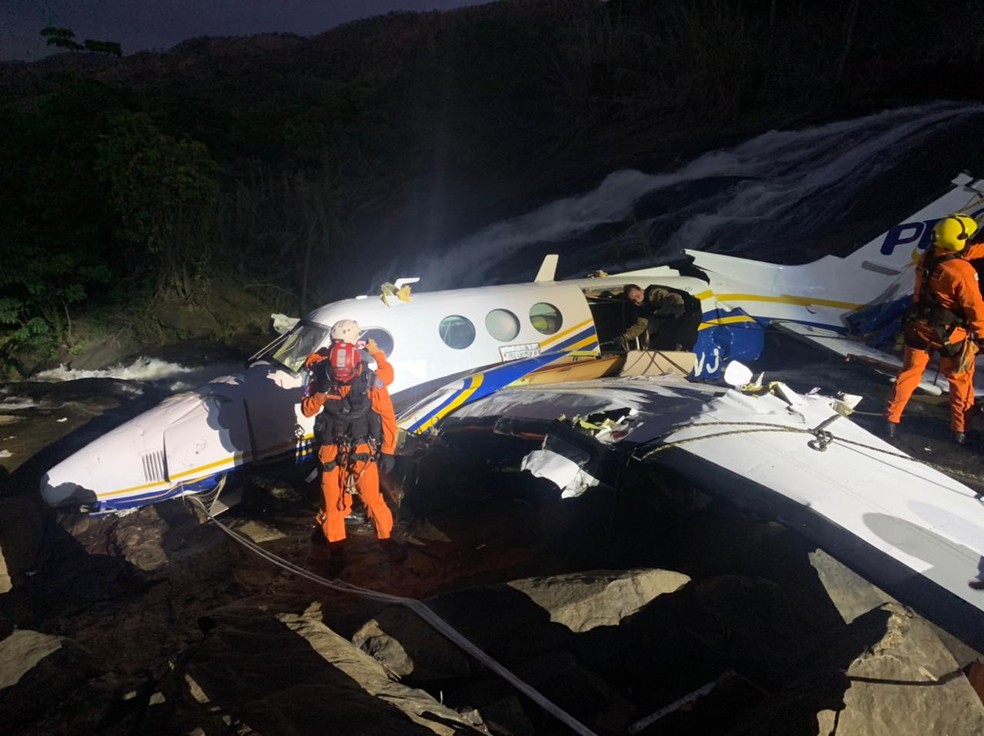 Bombeiros trabalham no resgate após avião alugado pela cantora Marília Mendonça cair na zona rural de Piedade de Caratinga (MG) Corpo de Bombeiros Militar de Minas Gerais (CBMMG) — Foto: AP