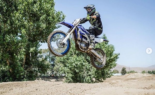 O ator Dax Shepard em uma moto (Foto: Instagram)