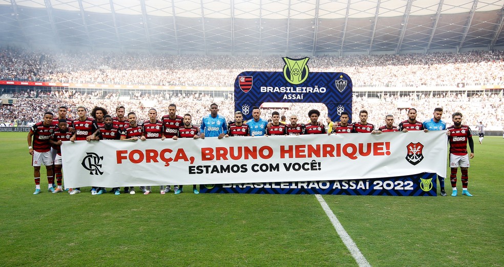 Time entrou em campo contra o Atlético-MG com uma faixa em homenagem a Bruno Henrique — Foto: Gilvan de Souza/Flamengo