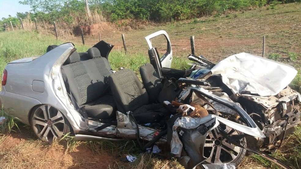 Acidente entre 2 carros deixa 4 feridos em CuiabÃ¡; vÃ­timas foram retiradas das ferragens (Foto: Corpo de Bombeiros de MT/Assessoria)