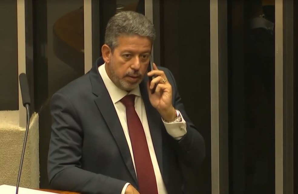 Arthur Lira fala ao telefone após adiar votação da PEC Kamikaze nesta quinta-feira (7). — Foto: Reprodução