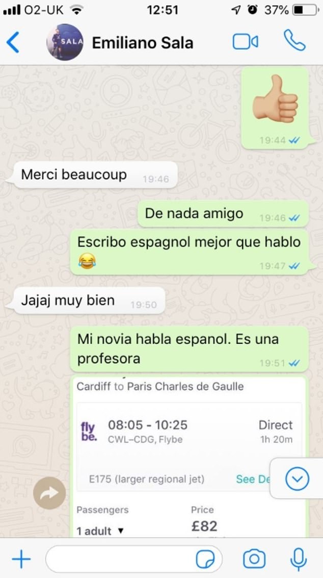 A mensagens trocadas por Emiliano Sala e um funcionário do Cardiff oferecendo uma outra opção de voo para o atleta (Foto: Whatsapp)