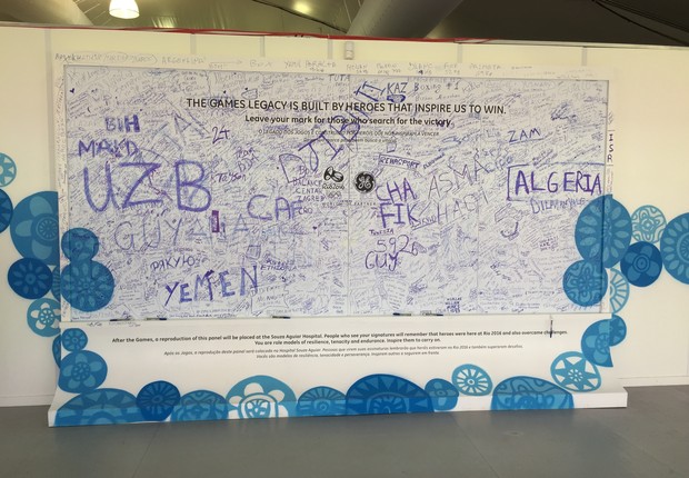 Painel com assinaturas e mensagens de quem passou pela Policlínica (Foto: Lucas de Oliveira Fernandes)