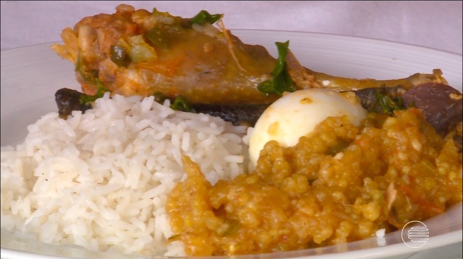 Aprenda a preparar uma deliciosa receita de galinha caipira da canela preta ao molho